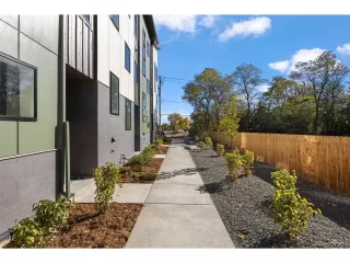 Photo #2: 5913341 Listing