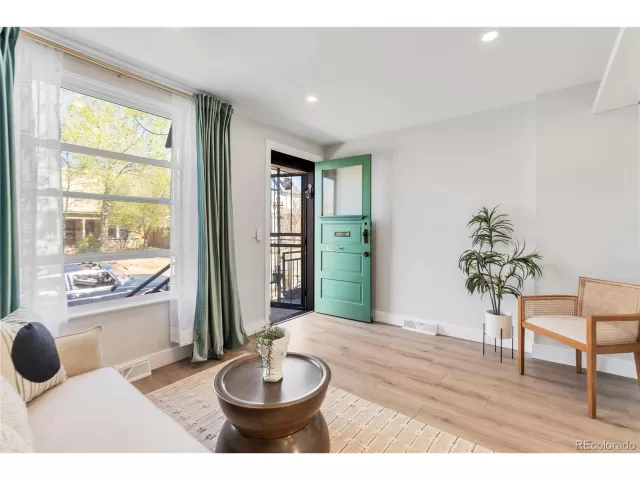 MLS: 6055400 Condo For Sale