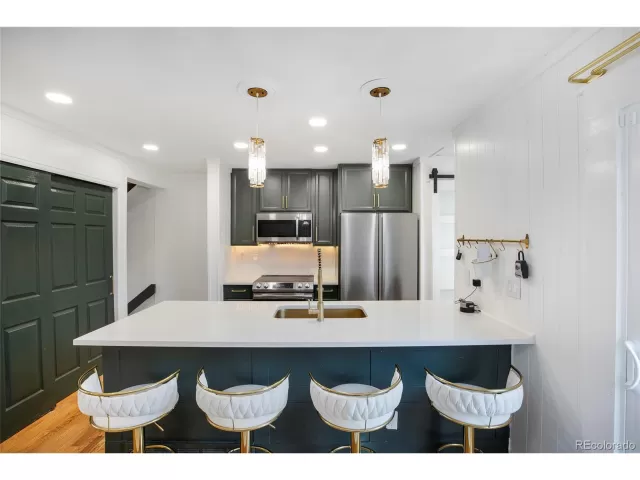 MLS: 6099622 Condo For Sale