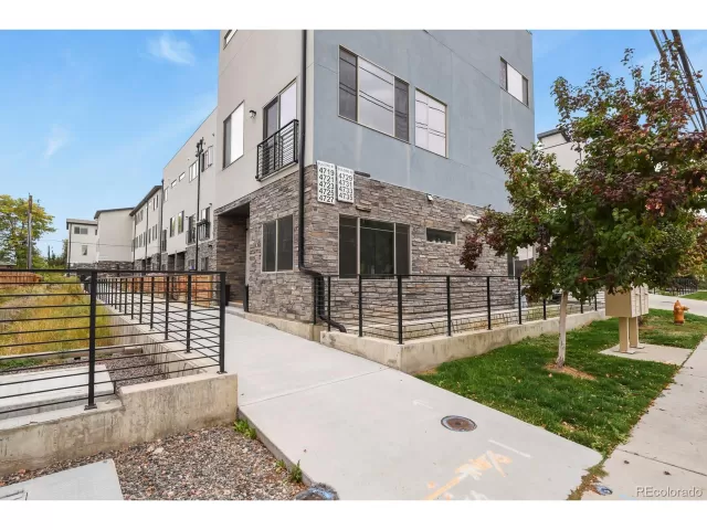 MLS: 6109041 Condo For Sale