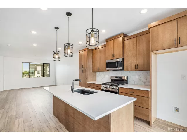 MLS: 6502915 Condo For Sale