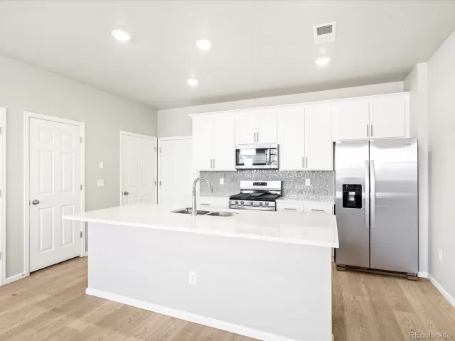 MLS: 6581114 Condo For Sale