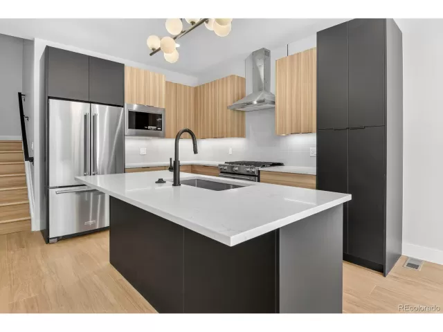 MLS: 6719668 Condo For Sale