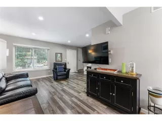 Photo #6: 6740179 Listing