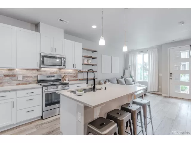MLS: 6763024 Condo For Sale