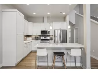 Photo #5: 6806000 Listing