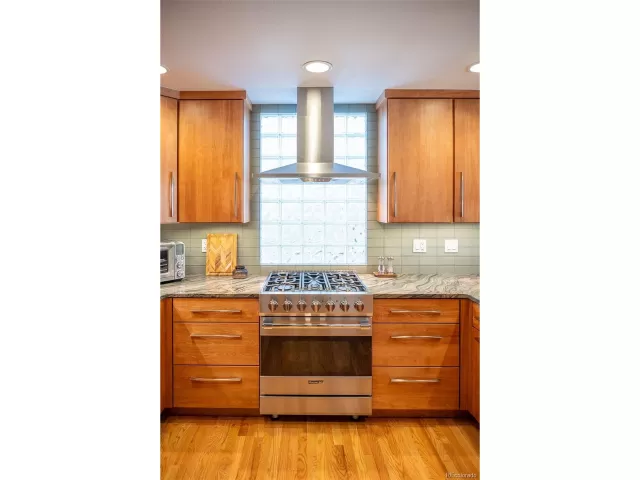 MLS: 6852139 Condo For Sale