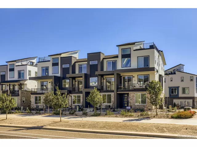 MLS: 6905540 Condo For Sale