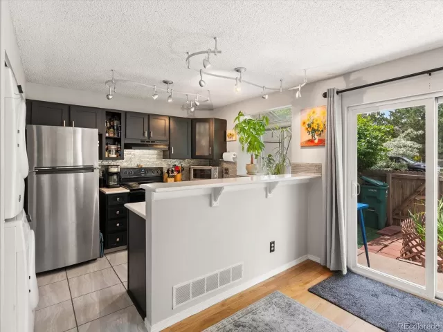 MLS: 6907116 Condo For Sale