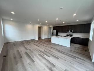Photo #5: 6989103 Listing