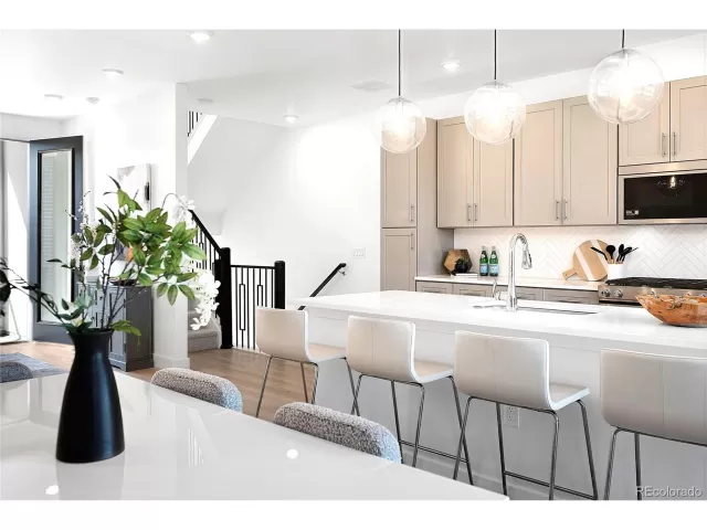 MLS: 7101414 Condo For Sale