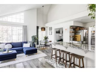 Browse active condo listings in WATERSIDE