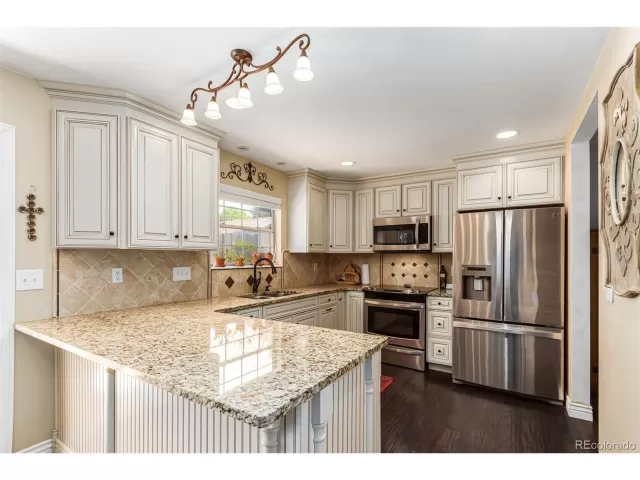 MLS: 7578483 Condo For Sale