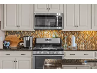 Photo #5: 7615191 Listing