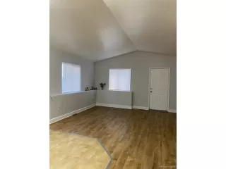 Photo #3: 7665530 Listing