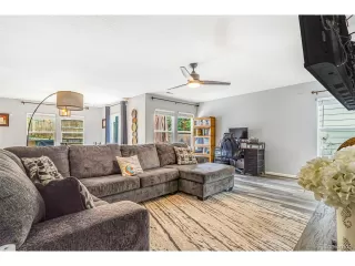 Photo #5: 7708804 Listing