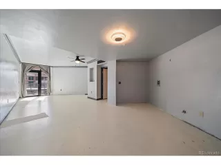 Photo #5: 8056902 Listing