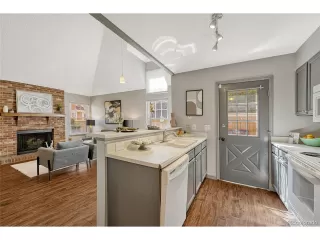 Photo #5: 8168873 Listing