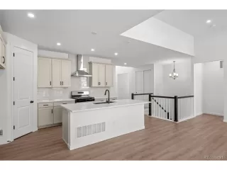 Photo #5: 8236936 Listing