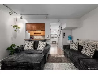 Photo #6: 8330103 Listing