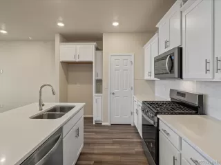 Photo #5: 8769360 Listing