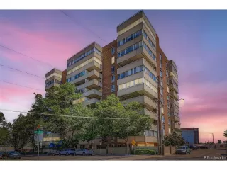 Browse active condo listings in WELLINGTON SQUARE