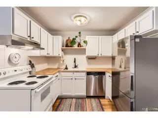 Photo #5: 8831042 Listing