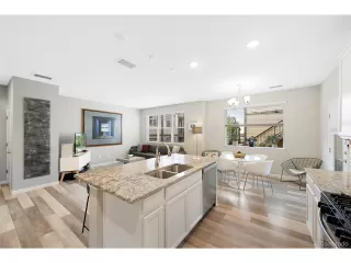 Photo #4: 8832882 Listing