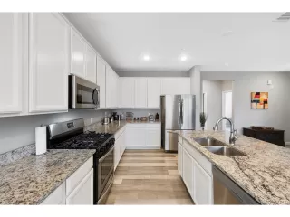 Photo #5: 8832882 Listing