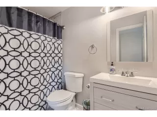 Photo #5: 8840996 Listing