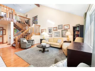 Photo #6: 8853207 Listing