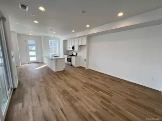 Photo #5: 9133379 Listing