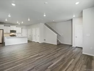 Photo #5: 9138018 Listing