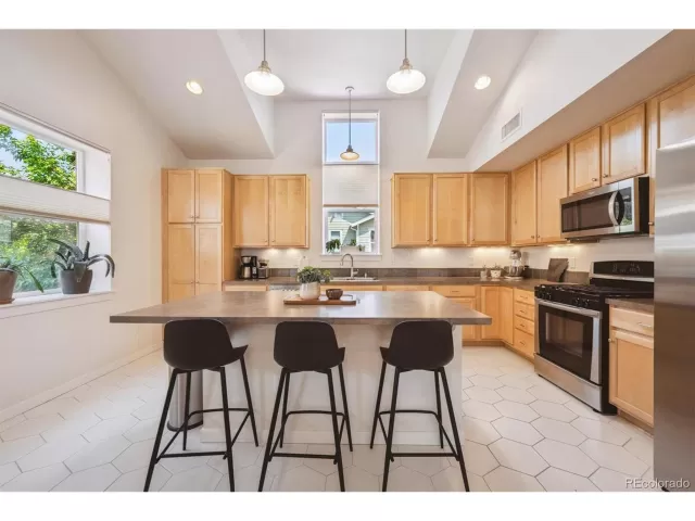 MLS: 9204296 Condo For Sale