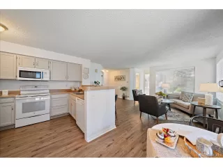 Photo #5: 9302867 Listing