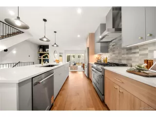 Photo #5: 9305022 Listing