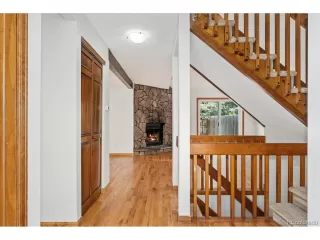 Photo #5: 9309341 Listing