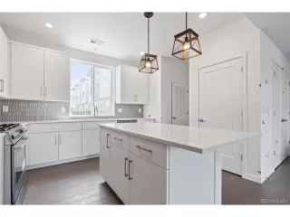 Photo #5: 9396148 Listing