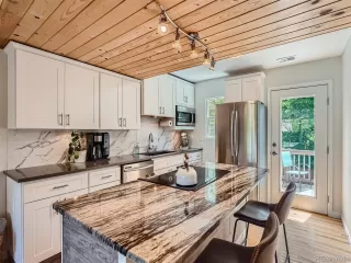 Photo #6: 9396902 Listing