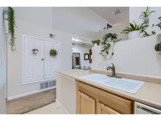 Photo #5: 9476560 Listing