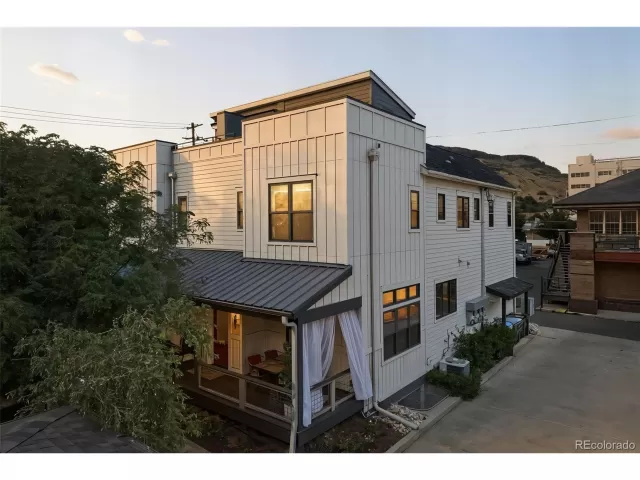 MLS: 9479223 Condo For Sale