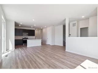 Photo #6: 9561401 Listing