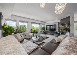 Photo #6: 9642183 Listing