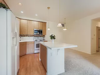 Photo #6: 9659991 Listing