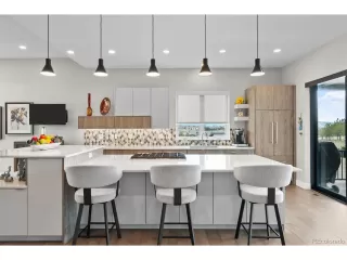 Photo #6: 9764886 Listing