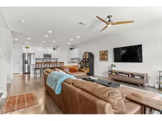 Photo #6: 9818650 Listing