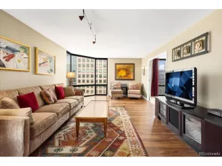 Photo #6: 9818981 Listing