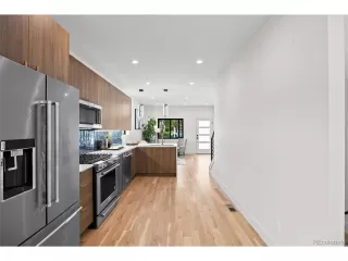 Photo #5: 9822916 Listing