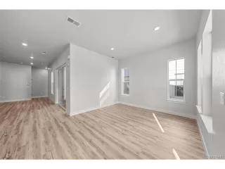 Photo #6: 9848179 Listing