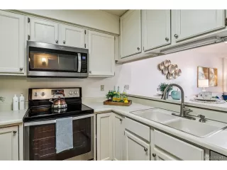Photo #6: 9848992 Listing